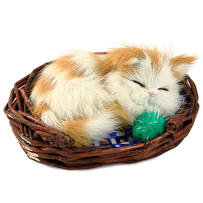 Спящий котенок в корзинке Подарки, сувениры, оригинальные решения Petz 2010 г ; Упаковка: коробка инфо 252j.